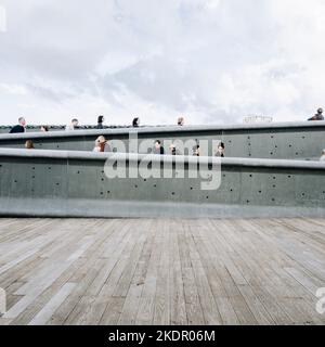 Marseille, France. 3 novembre 2018. Quelques touristes visitent le MUCEM près de l'ancien port de la ville Banque D'Images