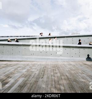 Marseille, France. 3 novembre 2018. Quelques touristes visitent le MUCEM près de l'ancien port de la ville Banque D'Images