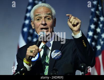 Wilton Manors, Floride, États-Unis. 07th novembre 2022. Charlie Crist, candidat au poste de gouverneur démocratique, parle lors d'un rallye de campagne de la veille électorale au lieu fort Lauderdale on 07 novembre 2022 à Wilton Manors, en Floride. Crédit : Mpi04/Media Punch/Alamy Live News Banque D'Images