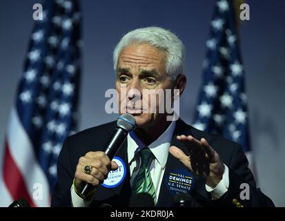 Wilton Manors, Floride, États-Unis. 07th novembre 2022. Charlie Crist, candidat au poste de gouverneur démocratique, parle lors d'un rallye de campagne de la veille électorale au lieu fort Lauderdale on 07 novembre 2022 à Wilton Manors, en Floride. Crédit : Mpi04/Media Punch/Alamy Live News Banque D'Images