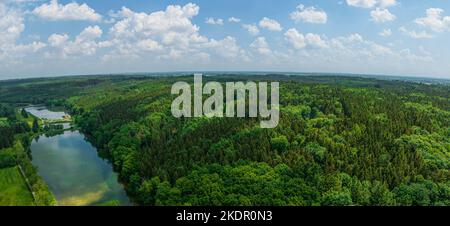 Vue aérienne sur les forêts de l'Ouest autour de Burgwalden et son terrain de golf idyllique Banque D'Images