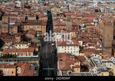 Bologne, Italie. 13 octobre 2013. Le centre historique de Bologne vu depuis le sommet d'une tour médiévale Banque D'Images