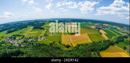 Paysage agricole typique dans les forêts occidentales de la Souabe Banque D'Images
