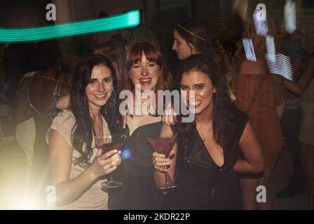 Les week-ends sont tout autour de la vie nocturne. Portrait d'un groupe d'amis faisant la fête dans une discothèque. Banque D'Images