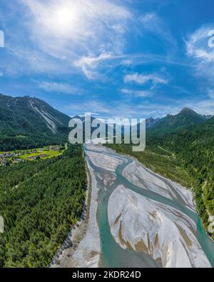 La nature impressionnante du lit de la rivière sauvage et romantique de Lech près de Forchach au Tyrol Banque D'Images