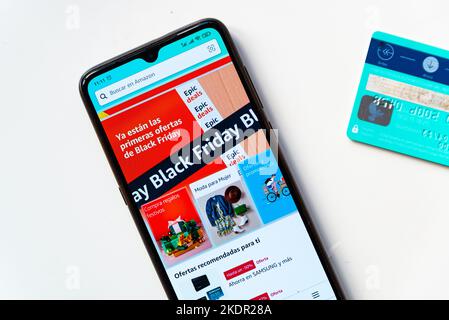 Barcelone, Espagne - 07 novembre 2022 : dans cette illustration, l'application Amazon avec une publicité du Vendredi fou est visible sur l'affichage d'un smartphon Banque D'Images