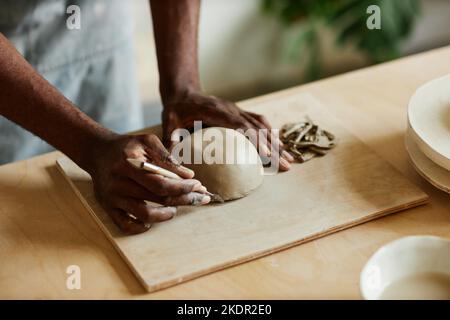 Un petit-plan chaleureux d'un artiste masculin créant un bol en céramique fait main dans un studio de poterie, un espace de photocopie Banque D'Images