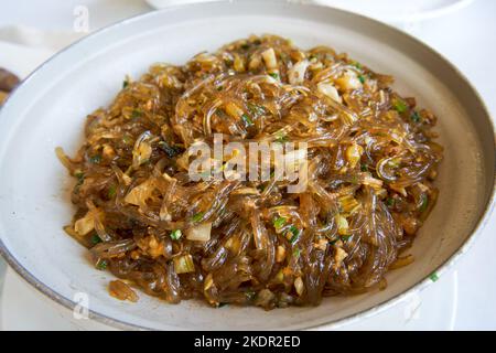 Un délicieux plat chinois, des nouilles de pommes de terre sucrées frites Banque D'Images