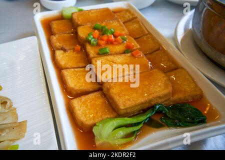 Un délicieux plat chinois, tofu de ferme avec sauce braisée Banque D'Images