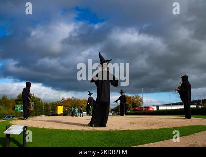 La Sculpture du millénaire de Maurice Harron « Laissez la danse commencer » vêtue de costumes d'Halloween dans le comté de Strabane Tyrone en Irlande du Nord Banque D'Images