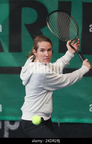 Ottignies-Louvain-la-Neuve, mardi 08 novembre 2022. Ancienne référence de tennis 1 Justine Henin photographiée en action lors de l'inauguration du projet « Team BNP Paribas Jeunes talents » à l'Académie Justine Henin. Pour soutenir la progression des jeunes talents du tennis, la banque BNP Paribas a lancé l'équipe BNP Paribas talents jeunes en 2018. Ce programme est maintenant lancé en Belgique par l'intermédiaire de l'Académie Justine Henin à Ottignies-Louvain-la-Neuve, mardi 08 novembre 2022. BELGA PHOTO BRUNO FAHY Banque D'Images