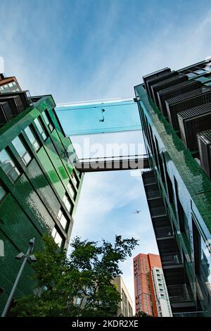 Le Sky Pool est une piscine située dans le centre de développement Embassy Gardens, dans la région de Nine Elms de Wandsworth, un quartier du sud-ouest de Londres. Il est suspendu Banque D'Images