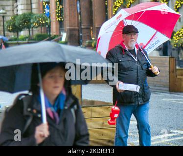 Glasgow, Écosse, Royaume-Uni 8th novembre 2022. Météo au Royaume-Uni : de fortes pluies ont vu une prolifération de parapluies. Crédit Gerard Ferry/Alay Live News Banque D'Images