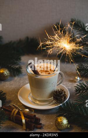 Aubergine maison avec noix de muscade râpée et cannelle. Boisson de Noël traditionnelle. Banque D'Images