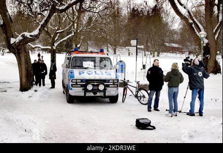 De nouvelles informations sur les témoins rendent la police encore plus intéressée par l'homme qui était auparavant recherché dans le cadre du double meurtre à Linköping, en Suède, en octobre. Ici, la police de Linköping reçoit des conseils sur l'incident. Banque D'Images