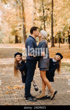 Une grande famille marche dans le parc à l'automne. Des gens heureux dans le parc d'automne Banque D'Images