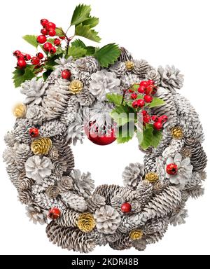 Guirlande de Noël blanche décoration couronne avec baies aubépine rouges, isolée sur blanc Banque D'Images