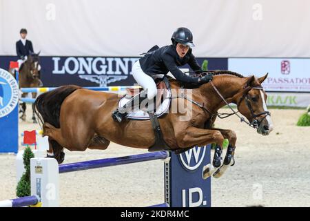 Édition 124th de Fieracavalli, Vérone, Italie, 06 novembre 2022, Victoria Gulliksen (cheval: Thuur Z) LONGINES coupe du monde de saut FEI Verona VOLSKWAGEN Banque D'Images