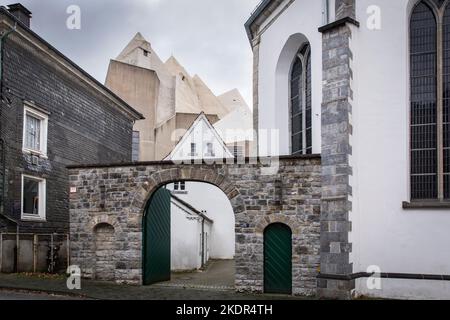 L'église Mariendom à Velbert-Neviges par l'architecte Gottfried Boehm, porte de la Communauté de Saint Martin, Rhénanie-du-Nord-Westphalie, Allemagne. Der mari Banque D'Images