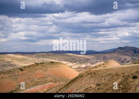 Paysage de Semidesert dans les environs du complexe de monastère David Gareja dans la région de Kakheti en Géorgie orientale Banque D'Images