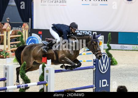 Édition 124th de Fieracavalli, Vérone, Italie, 06 novembre 2022, Eduardo Schmitz (cheval: Babylone des Erables) LONGINES coupe du monde de saut FEI Vérone Banque D'Images