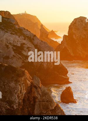 Vue sur Cabo da Roca au coucher du soleil, paysage marin pittoresque de l'océan Atlantique et des rochers, Portugal Banque D'Images