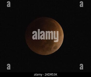 Washington, États-Unis. 08th novembre 2022. La lune s'assombrit et est rougeâtre pendant une éclipse lunaire totale dans le ciel à Washington, DC mardi, 8 novembre 2022. Une éclipse lunaire se produit lorsque la lune passe dans l'ombre de la Terre alors qu'elle était en orbite autour du Soleil et était visible pendant plus d'une heure. Photo de Pat Benic/UPI crédit: UPI/Alay Live News Banque D'Images