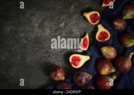 plusieurs fruits figuiers sur fond noir Banque D'Images