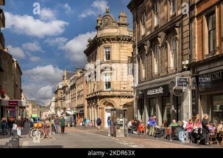 5 septembre 2022 : Inverness, Highland, Écosse - rue animée dans Church Street, Inverness, avec café en bord de trottoir, magasins, foule de gens. Banque D'Images