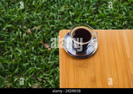 Vue supérieure de la tasse de café sur la table en bois. Banque D'Images