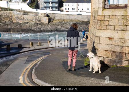 Porthleven,Cornwall,8th novembre 2022,les gens marchaient malgré les vents extrêmement forts de Porthleven, Cornwall. Les vagues étaient d'environ 16 pieds avec les mers rugueuses et la température était de 12C, la prévision est pour la pluie et les vents forts pour aujourd'hui.Credit: Keith Larby/Alay Live News Banque D'Images