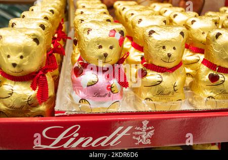 Moscou, Russie, novembre 2020 : les ours en peluche au chocolat Lindt en papier d'aluminium doré et avec pendentif coeur rouge sont vendus dans un supermarché. Banque D'Images