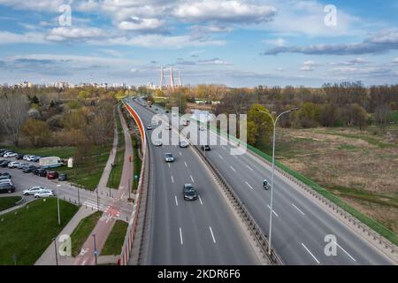 Pont Siekierkowski sur la Vistule à Varsovie, Pologne, dubdistrict de Goclaw en arrière-plan Banque D'Images