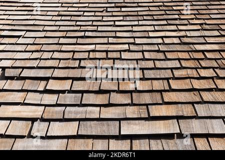 Bardeaux de toit en cèdre patiné sur une cabine de montagne de Sierra. Banque D'Images