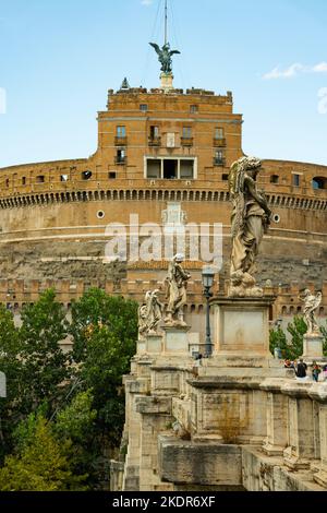 Le mausolée d'Hadrien connu sous le nom de Castel Sant'Angelo est un bâtiment cylindrique imposant à Parco Adriano, Rome, Italie. Banque D'Images