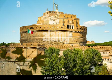 Le mausolée d'Hadrien connu sous le nom de Castel Sant'Angelo est un bâtiment cylindrique imposant à Parco Adriano, Rome, Italie. Banque D'Images