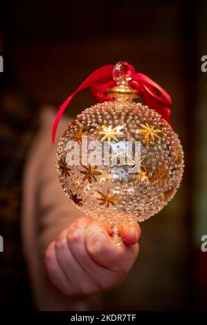 Magnifique artisan en verre soufflé main arbre de Noël suspendu boules en solde au marché de Noël de Bath. Banque D'Images