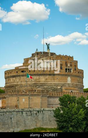 Le mausolée d'Hadrien connu sous le nom de Castel Sant'Angelo est un bâtiment cylindrique imposant à Parco Adriano, Rome, Italie. Banque D'Images