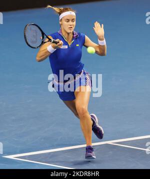 Anna Schmiedlova, de Slovaquie, en action contre Ajla Tomljanovic, de l'Australie, lors du premier jour du match du groupe Billie Jean King Cup entre l'Australie et la Slovaquie à l'Emirates Arena de Glasgow. Date de publication : mardi 8 novembre 2022. Banque D'Images