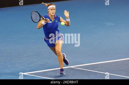 Anna Schmiedlova, de Slovaquie, en action contre Ajla Tomljanovic, de l'Australie, lors du premier jour du match du groupe Billie Jean King Cup entre l'Australie et la Slovaquie à l'Emirates Arena de Glasgow. Date de publication : mardi 8 novembre 2022. Banque D'Images