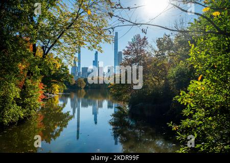 Samedi dernier, 29 octobre 2022, la rangée des milliardaires s'élève au-dessus de Central Park à New York. (© Richard B. Levine) Banque D'Images