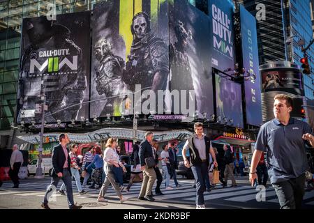 Un panneau publicitaire pour le jeu vidéo Activision 'Call of Duty: Modern Warfare IIÒ, vu à Times Square à New York jeudi, 27 octobre 2022. (© Richard B. Levine) Banque D'Images