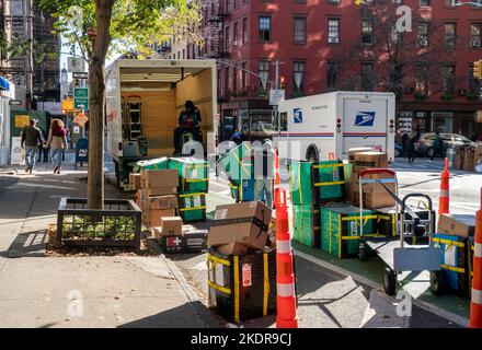 Les travailleurs trient les livraisons Amazon pour distribution dans le quartier de Greenwich Village à New York jeudi, 3 novembre 2022. (© Richard B. Levine) Banque D'Images