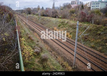 Vue sur les voies ferrées en bordure des quartiers de Wlochy et Ochota de Varsovie, capitale de la Pologne Banque D'Images