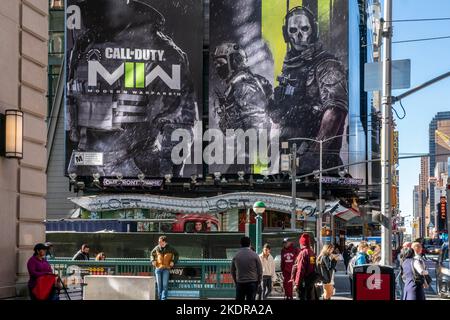 Un panneau publicitaire pour le jeu vidéo Activision 'Call of Duty: Modern Warfare II“, vu à Times Square à New York jeudi, 27 octobre 2022. (© Richard B. Levine) Banque D'Images
