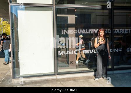 À l'extérieur de la New School, dans le quartier de Greenwich Village, à New York, jeudi, 3 novembre 2022. (© Richard B. Levine) Banque D'Images