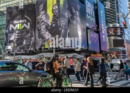 Un panneau publicitaire pour le jeu vidéo Activision 'Call of Duty: Modern Warfare IIÒ, vu à Times Square à New York jeudi, 27 octobre 2022. (© Richard B. Levine) Banque D'Images