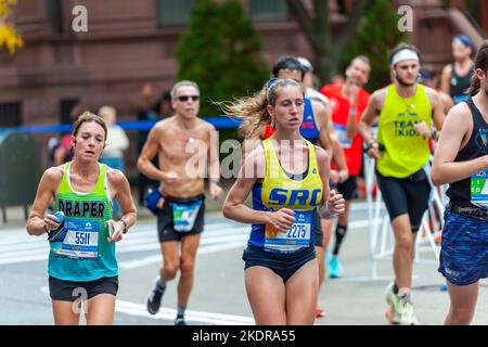 Les coureurs passent par Harlem à New York près de la marque de 22 miles près du parc Mount Morris le dimanche, 6 novembre 2022, lors de la course du marathon de la ville de New York. Pour la première fois depuis la pandémie, la course a permis des coureurs internationaux et a été jusqu'à ses 50 000 participants habituels. (© Richard B. Levine) Banque D'Images