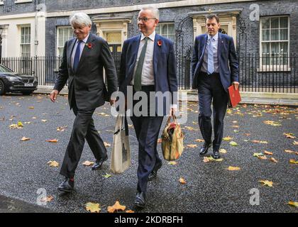 Londres, Royaume-Uni. 08th novembre 2022. Andrew, Mitchell, Michael Gove, John Glen. Les ministres du Parti conservateur assistent à la réunion hebdomadaire du cabinet du gouvernement Sunak au 10 Downing Street à Londres. Credit: Imagetraceur/Alamy Live News Banque D'Images