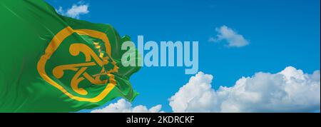 Drapeau des peuples celtiques Pan-Celtic sur fond ciel nuageux, vue panoramique. Drapeau représentant le groupe ethnique ou la culture, autorités régionales Banque D'Images
